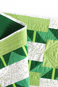 Quilting detail on the green ombré Shattered Star quilted table runner featuring 28wt Aurifil Thread | Beginner friendly modern quilt pattern | Shannon Fraser Designs #quilting